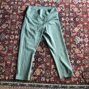 Lululemon green cropped Capri pants